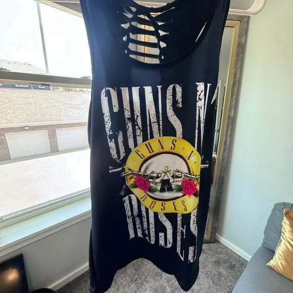 Guns & Roses Tank Size Large-Silky material - Picture 7 of 8